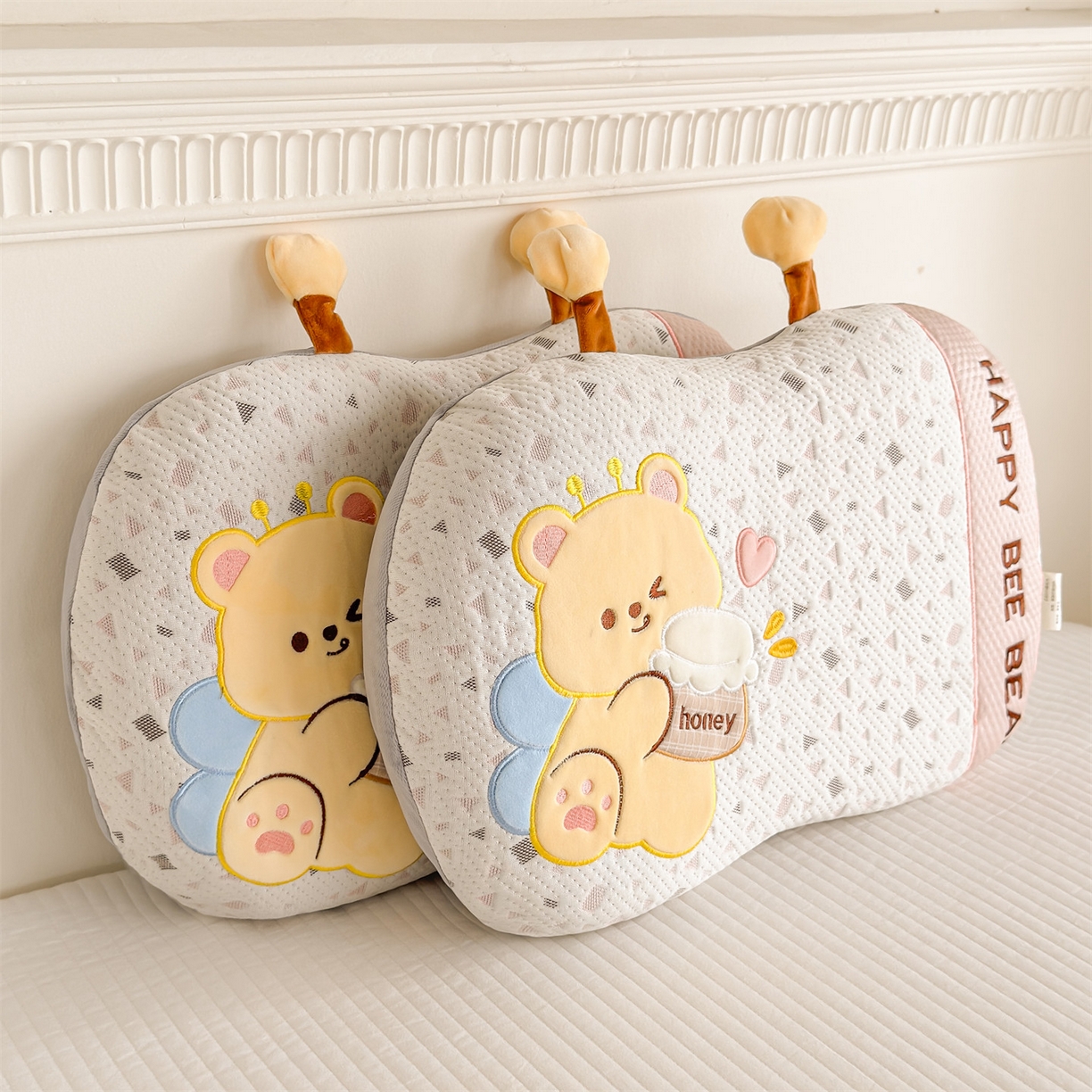 91家纺网 家纺一手货源 找家纺 麦肯锡 2026新款honey熊卡通记忆枕枕头枕芯 honey熊-粉色