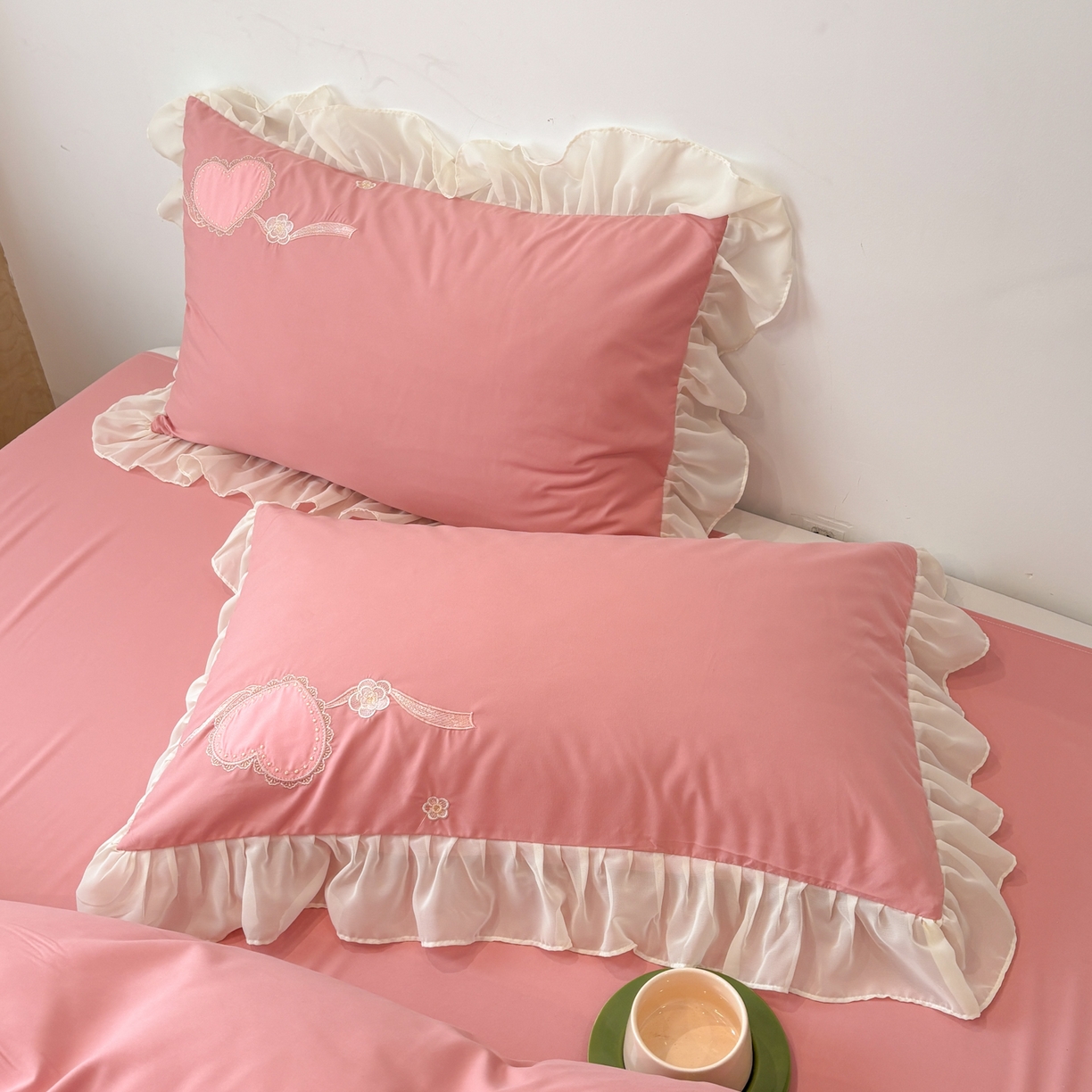 91家纺网 家纺一手货源 找家纺 慕语家纺 2026款贴布绣磨毛四件套甜心 甜心-豆沙粉