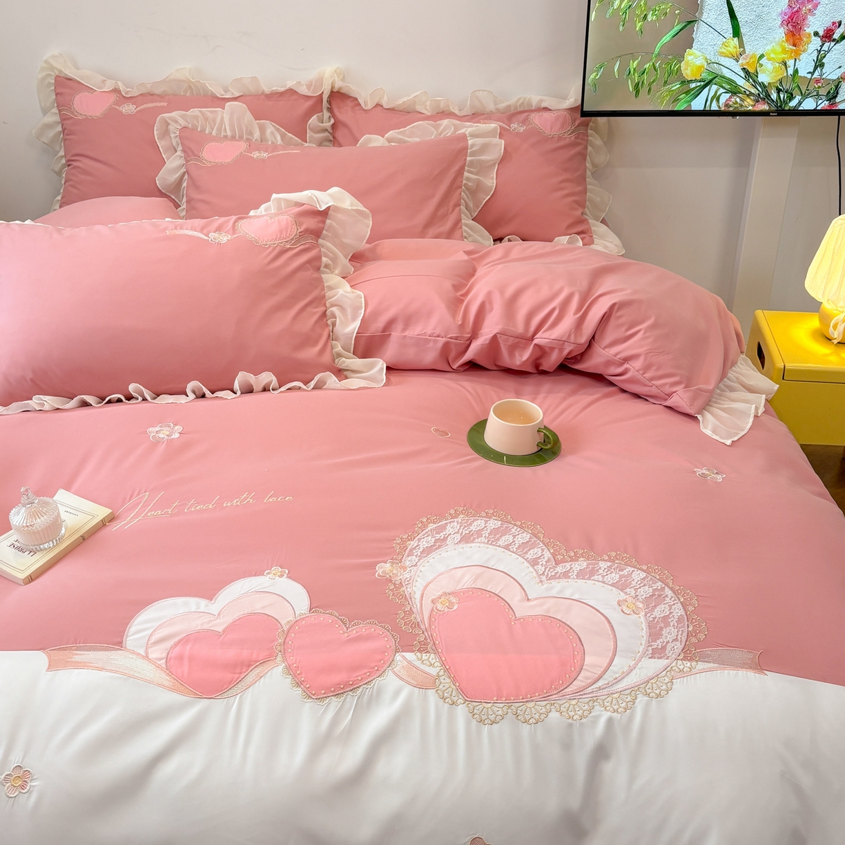 91家纺网 家纺一手货源 找家纺 慕语家纺 2026款贴布绣磨毛四件套甜心 甜心-豆沙粉