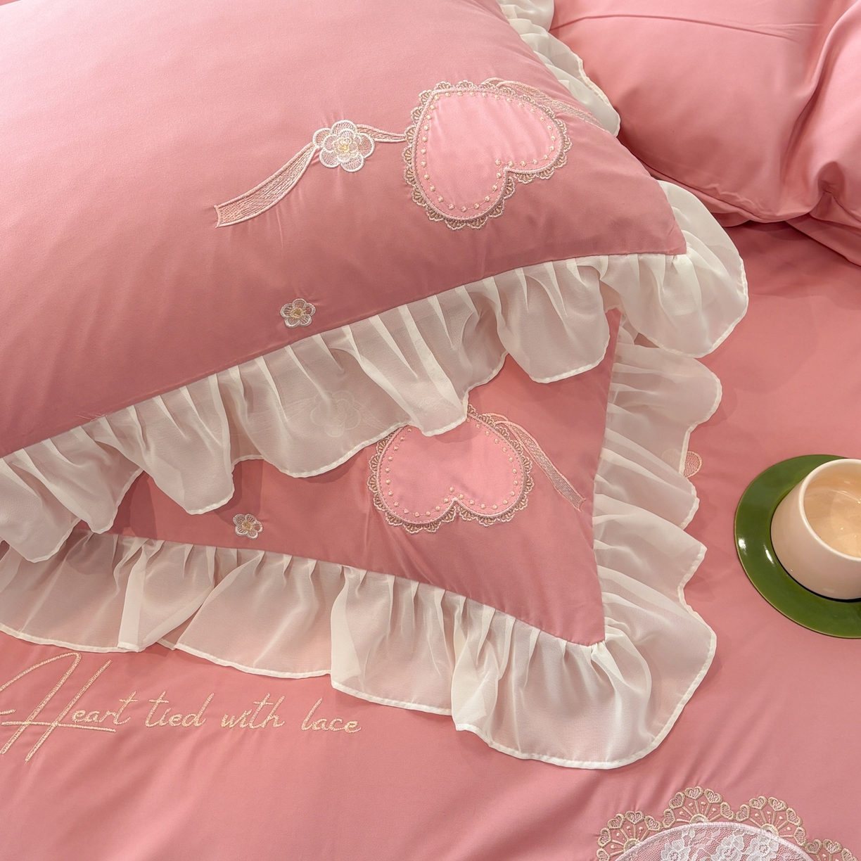 91家纺网 家纺一手货源 找家纺 慕语家纺 2026款贴布绣磨毛四件套甜心 甜心-豆沙粉