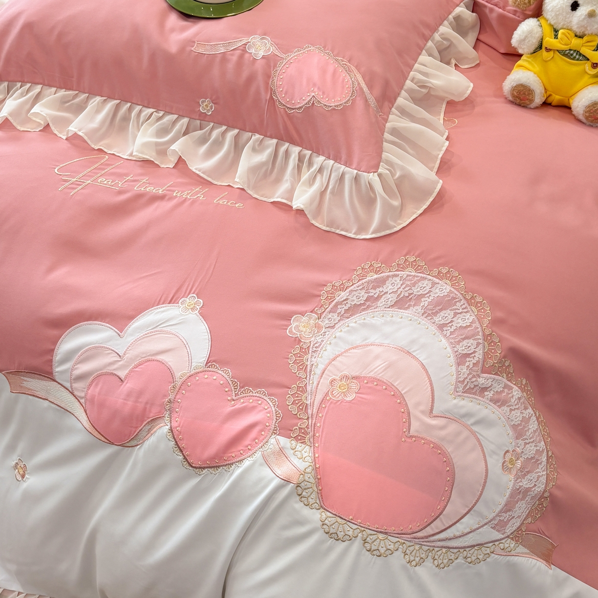 91家纺网 家纺一手货源 找家纺 慕语家纺 2026款贴布绣磨毛四件套甜心 甜心-豆沙粉