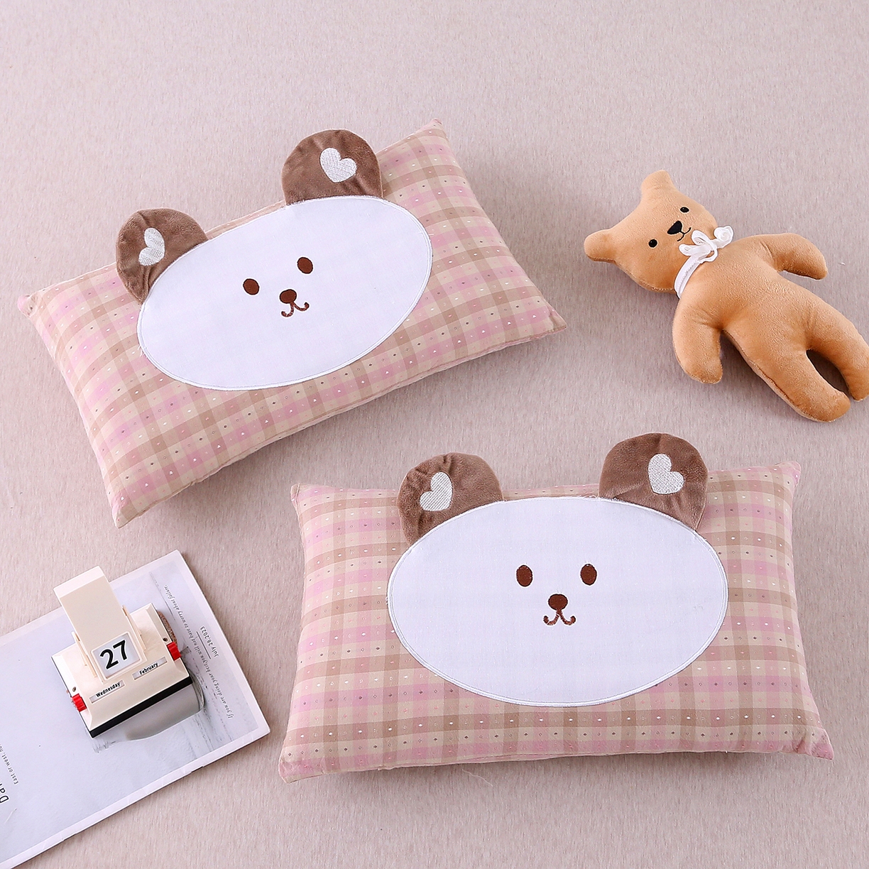 91家纺网 家纺一手货源 找家纺 珍贝家纺 2026新款全棉大脸熊枕套枕头枕芯枕套+枕芯儿童枕学生枕 大脸熊-粉灰格