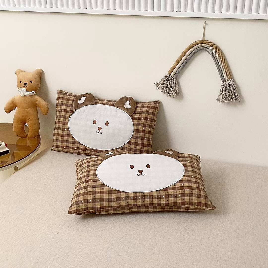 91家纺网 家纺一手货源 找家纺 珍贝家纺 2026新款全棉大脸熊枕套枕头枕芯枕套+枕芯儿童枕学生枕 大脸熊-条纹咖