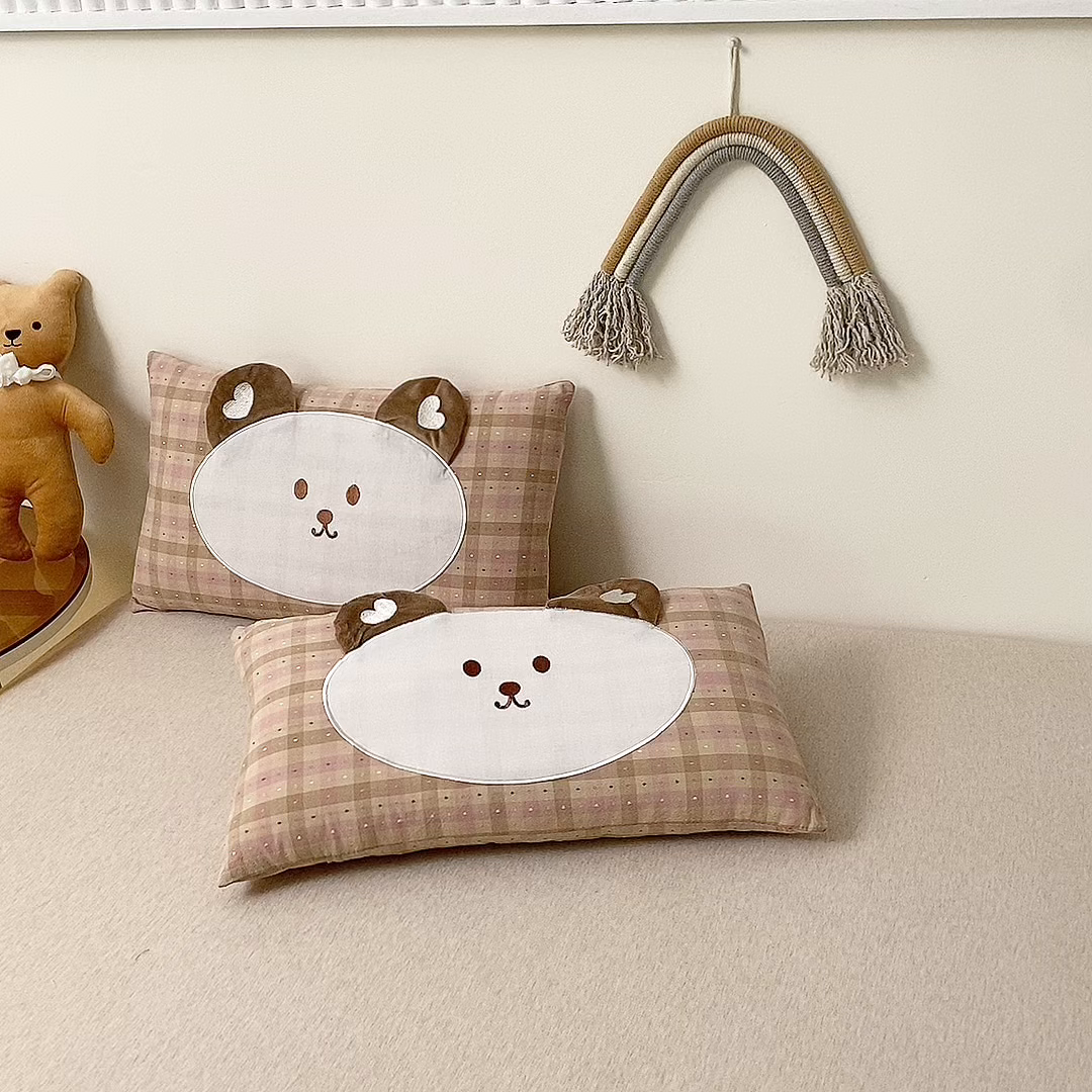 91家纺网 家纺一手货源 找家纺 珍贝家纺 2026新款全棉大脸熊枕套枕头枕芯枕套+枕芯儿童枕学生枕 大脸熊-粉灰格