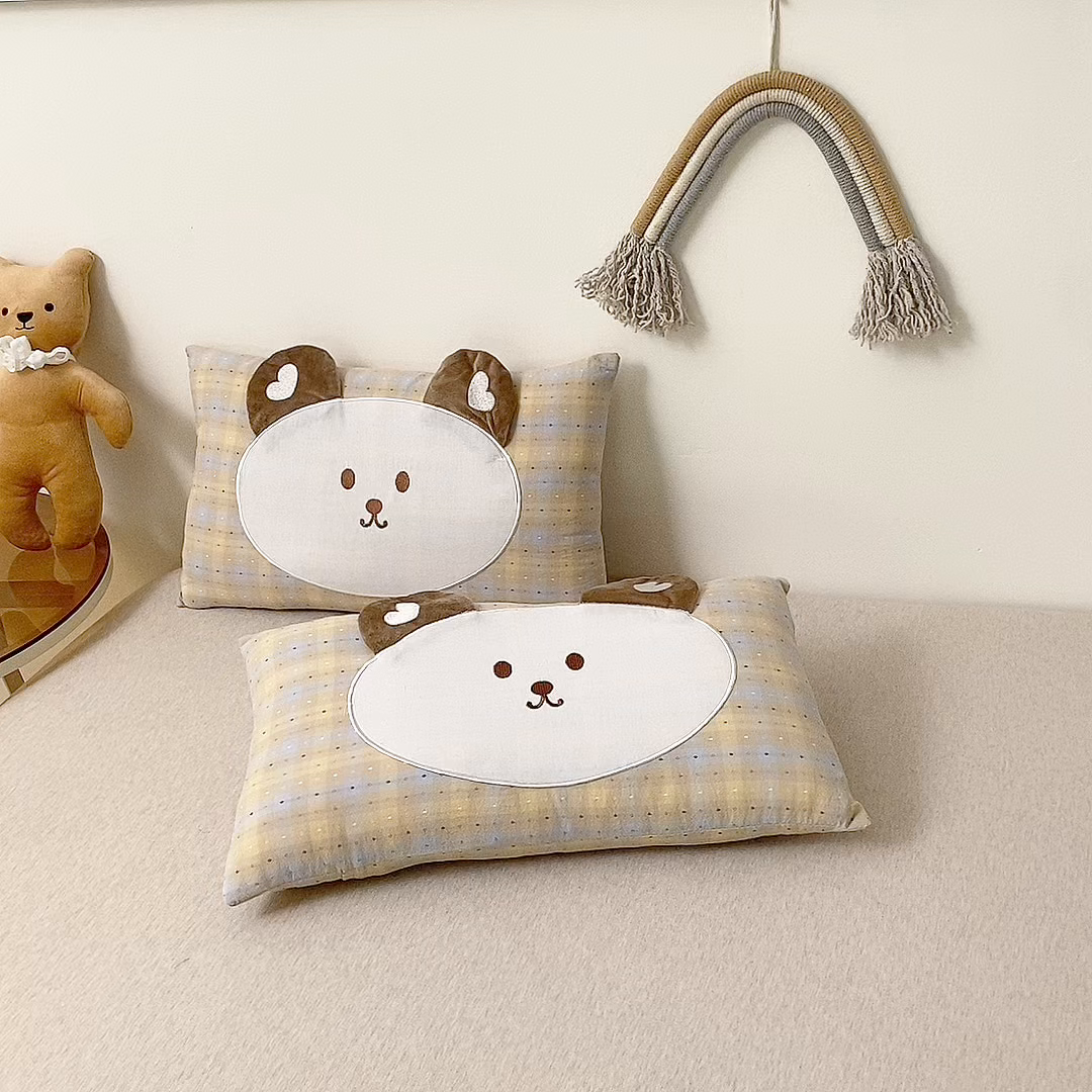 91家纺网 家纺一手货源 找家纺 珍贝家纺 2026新款全棉大脸熊枕套枕头枕芯枕套+枕芯儿童枕学生枕 大脸熊-蓝黄格