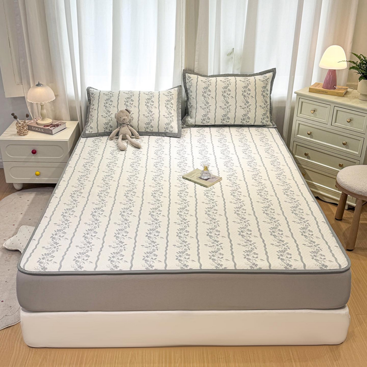 91家纺网 家纺一手货源 找家纺 帅露家纺 2026新款A类PE中分子提花软凉席席子 床笠款-浪漫花园蓝灰