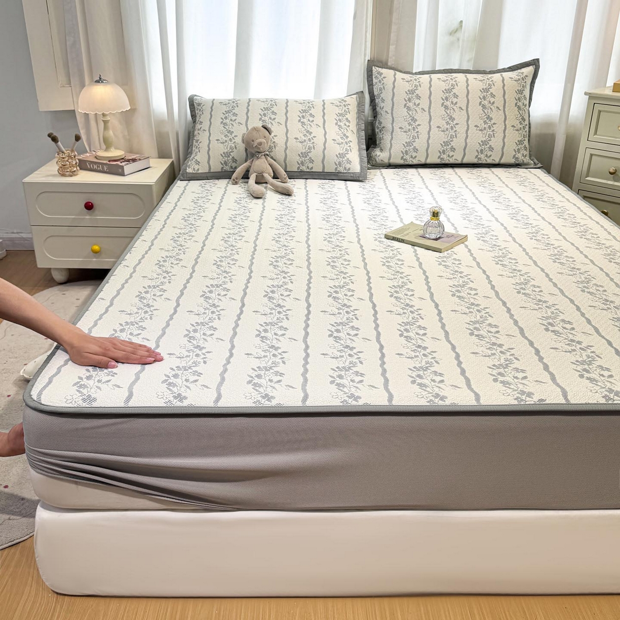 91家纺网 家纺一手货源 找家纺 帅露家纺 2026新款A类PE中分子提花软凉席席子 床笠款-浪漫花园蓝灰