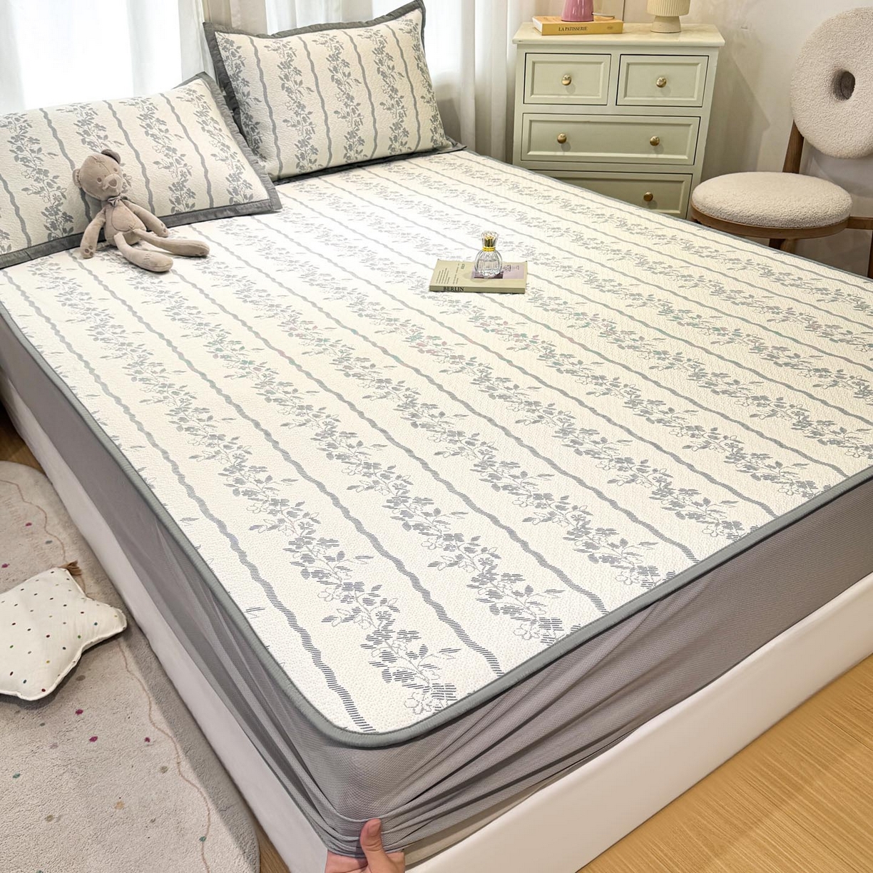 91家纺网 家纺一手货源 找家纺 帅露家纺 2026新款A类PE中分子提花软凉席席子 床笠款-浪漫花园蓝灰