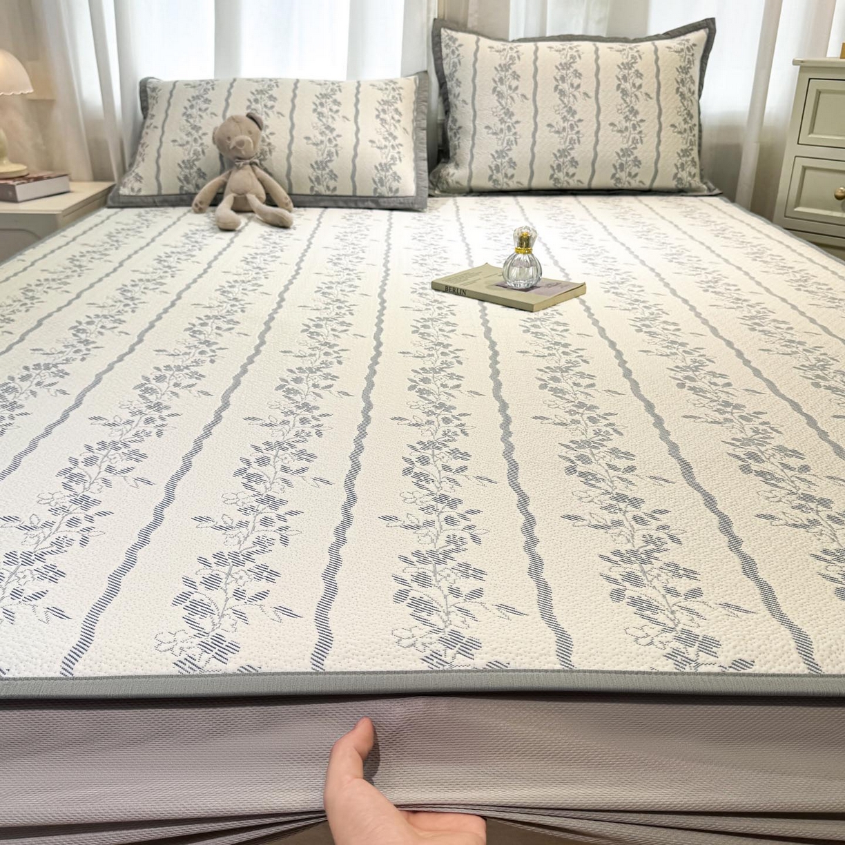 91家纺网 家纺一手货源 找家纺 帅露家纺 2026新款A类PE中分子提花软凉席席子 床笠款-浪漫花园蓝灰