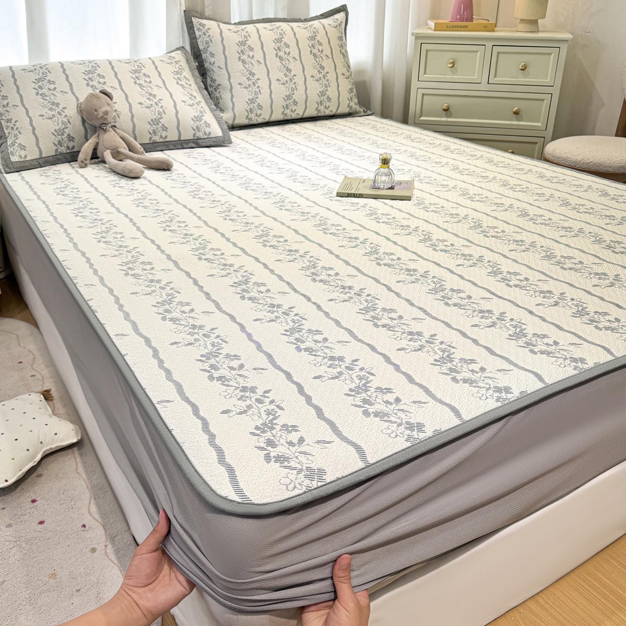 91家纺网 家纺一手货源 找家纺 帅露家纺 2026新款A类PE中分子提花软凉席席子 床笠款-浪漫花园蓝灰