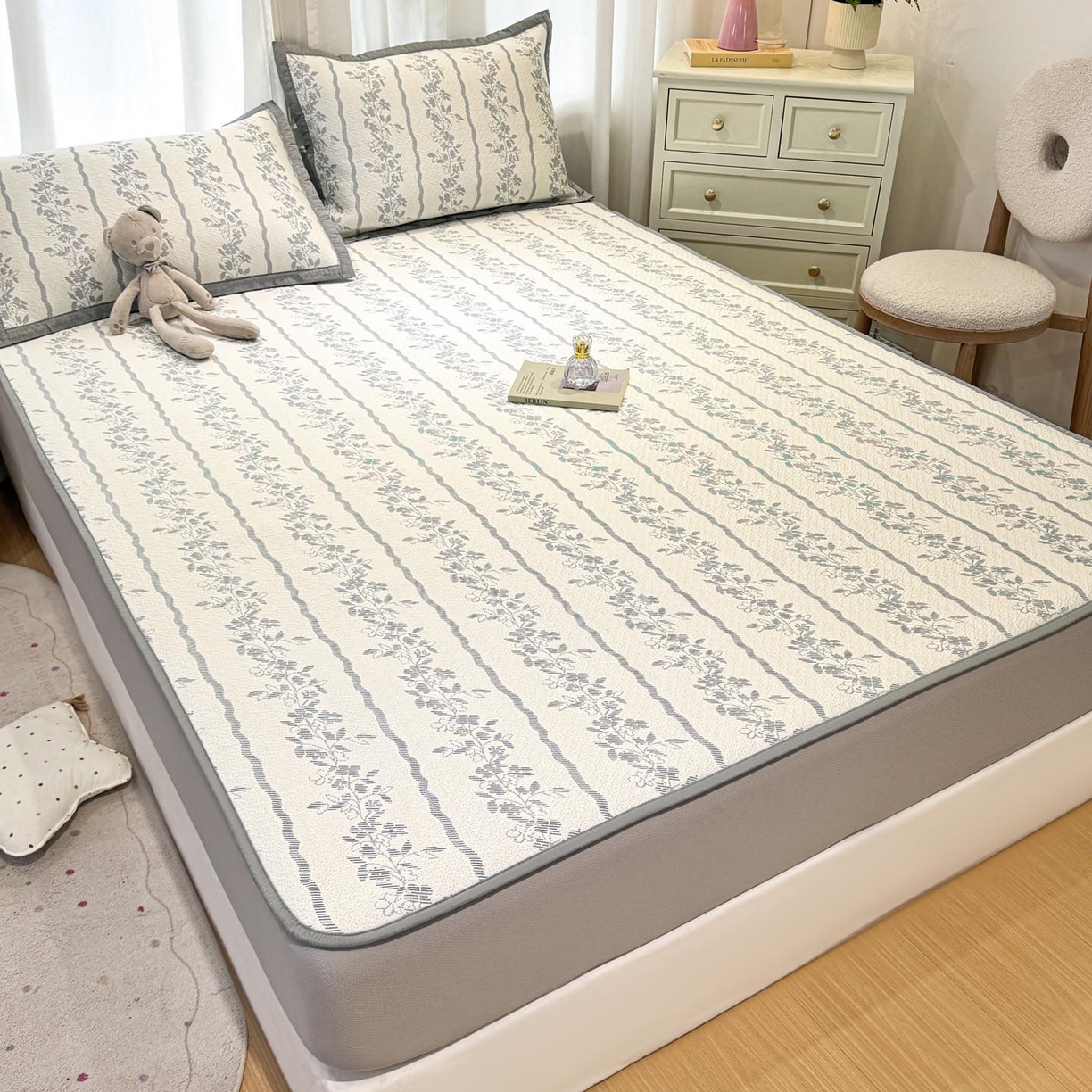 91家纺网 家纺一手货源 找家纺 帅露家纺 2026新款A类PE中分子提花软凉席席子 床笠款-浪漫花园蓝灰