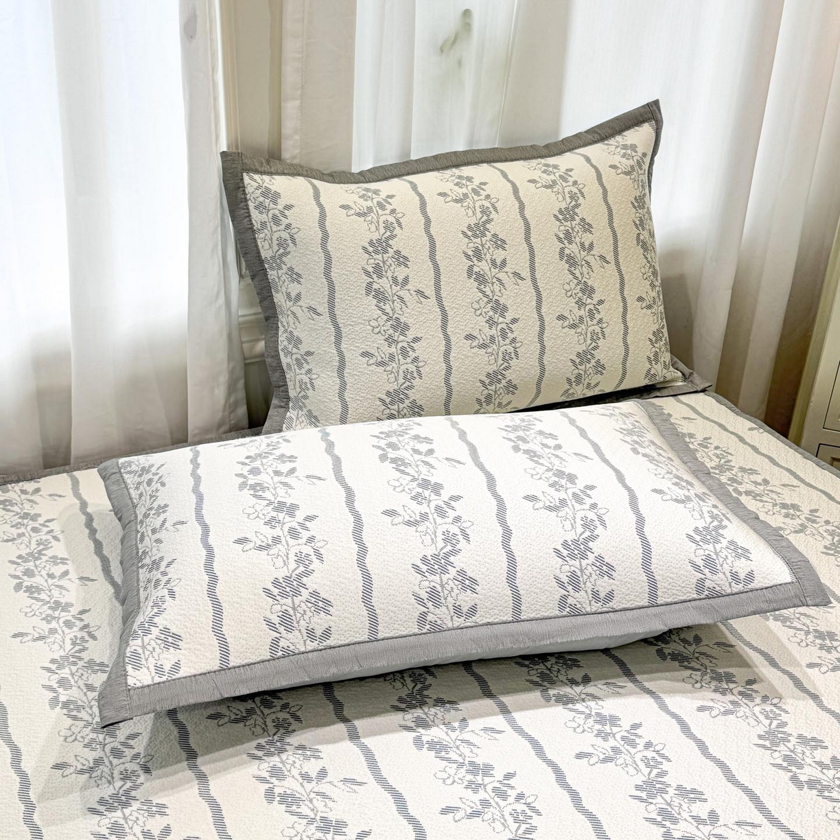 91家纺网 家纺一手货源 找家纺 帅露家纺 2026新款A类PE中分子提花软凉席席子 床笠款-浪漫花园蓝灰