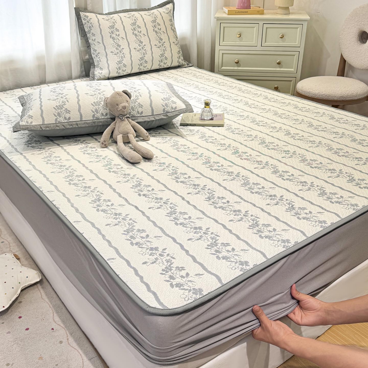 91家纺网 家纺一手货源 找家纺 帅露家纺 2026新款A类PE中分子提花软凉席席子 床笠款-浪漫花园蓝灰