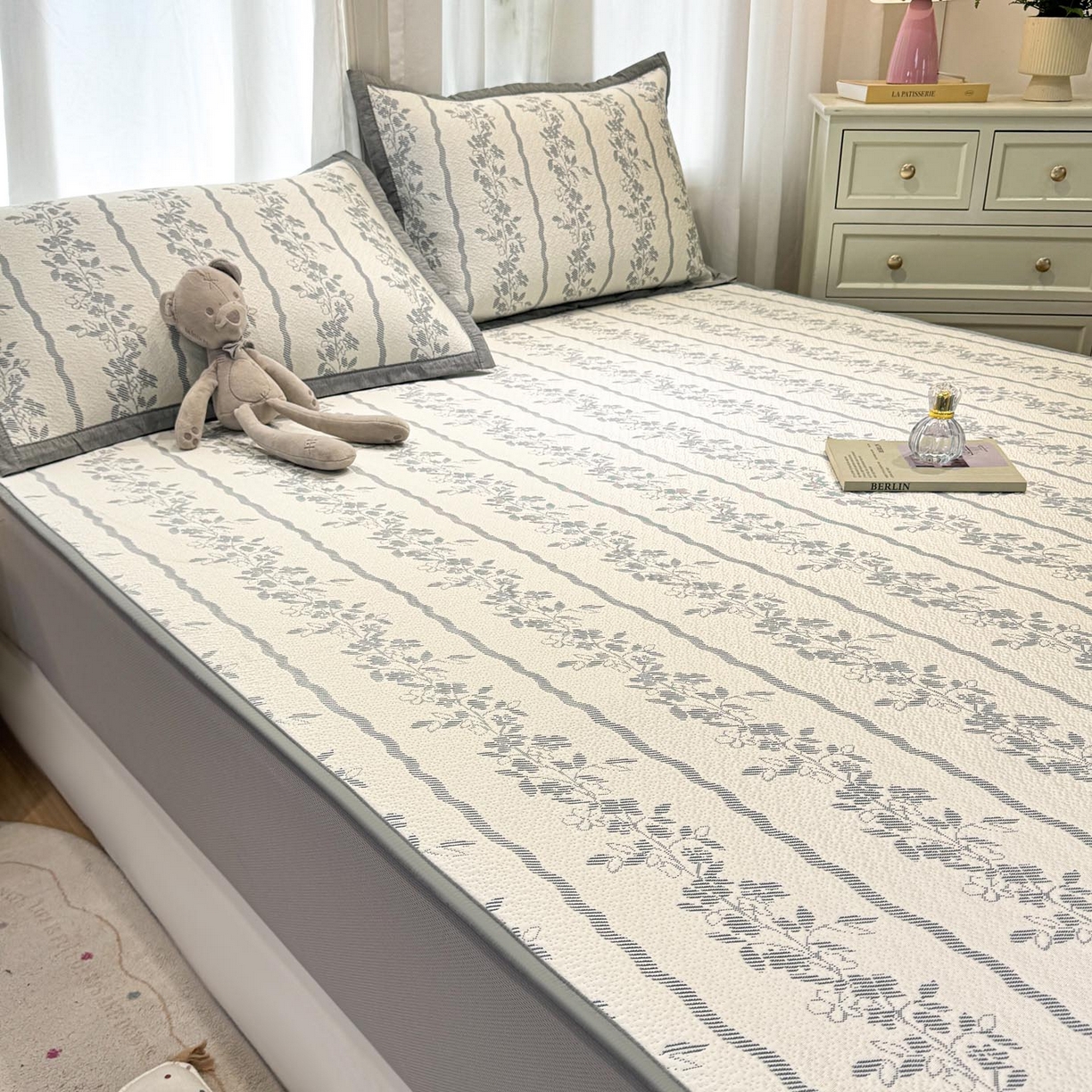 91家纺网 家纺一手货源 找家纺 帅露家纺 2026新款A类PE中分子提花软凉席席子 床笠款-浪漫花园蓝灰