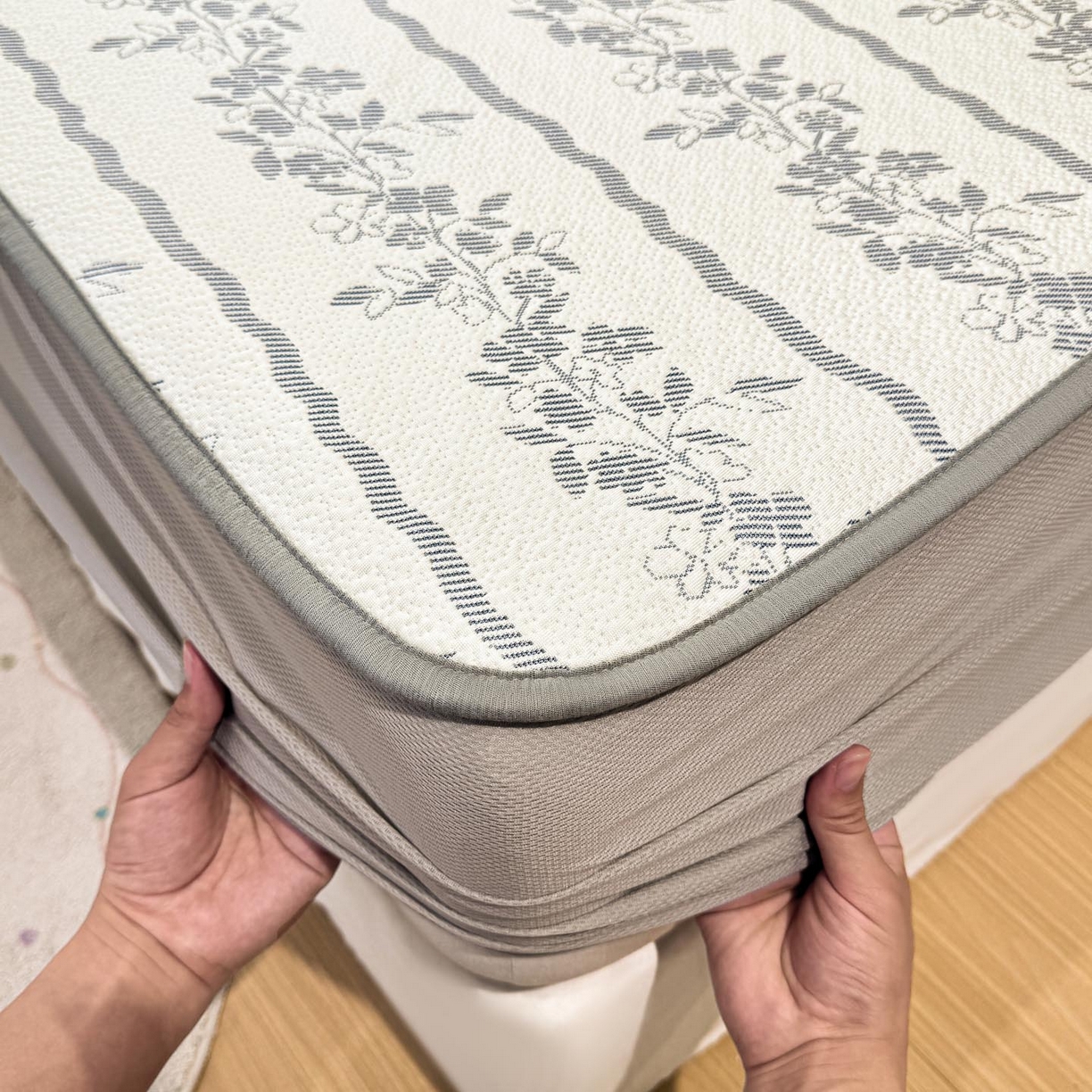 91家纺网 家纺一手货源 找家纺 帅露家纺 2026新款A类PE中分子提花软凉席席子 床笠款-浪漫花园蓝灰