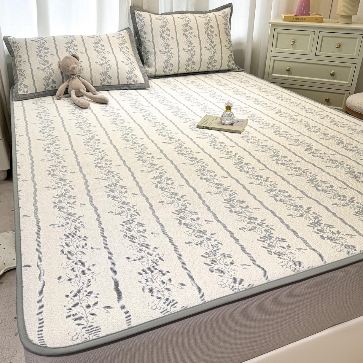 91家纺网 家纺一手货源 找家纺 帅露家纺 2026新款A类PE中分子提花软凉席席子 床笠款-浪漫花园蓝灰