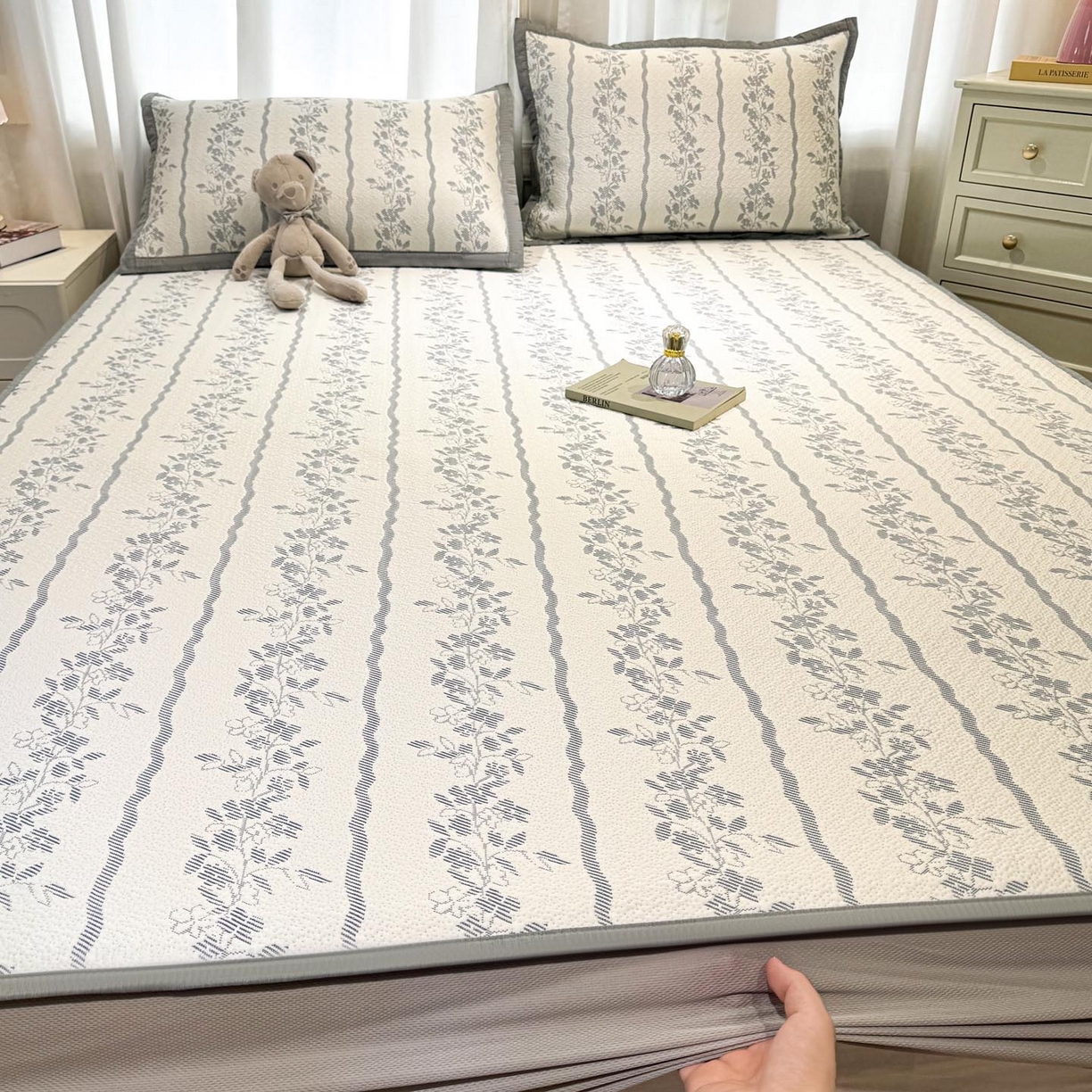 91家纺网 家纺一手货源 找家纺 帅露家纺 2026新款A类PE中分子提花软凉席席子 床笠款-浪漫花园蓝灰