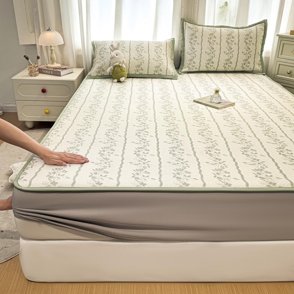 91家纺网 家纺一手货源 找家纺 帅露家纺 2026新款A类PE中分子提花软凉席席子 床笠款-浪漫花园绿