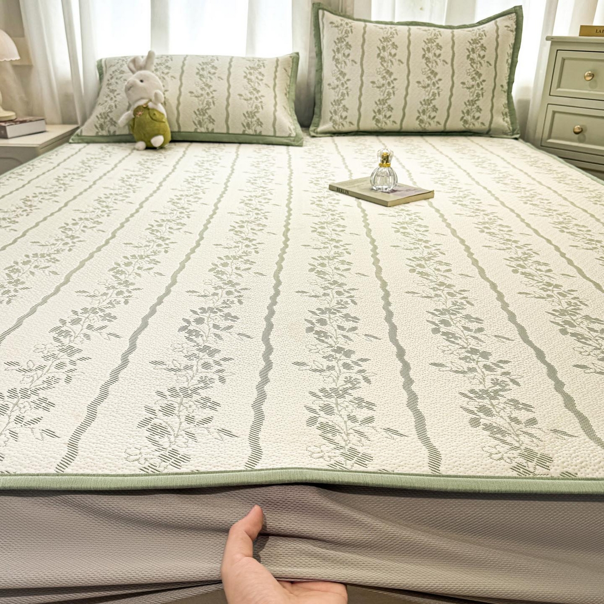 91家纺网 家纺一手货源 找家纺 帅露家纺 2026新款A类PE中分子提花软凉席席子 床笠款-浪漫花园绿