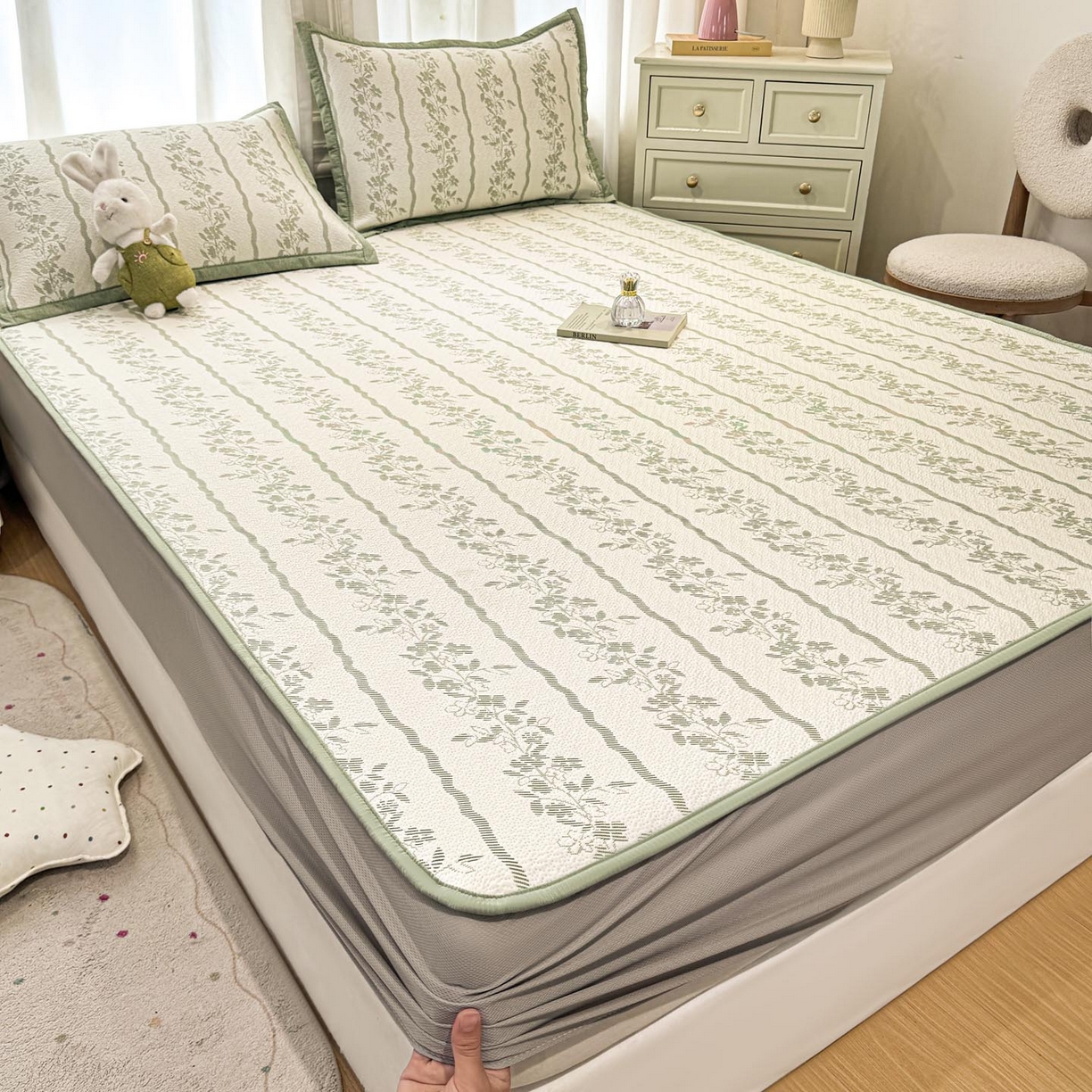 91家纺网 家纺一手货源 找家纺 帅露家纺 2026新款A类PE中分子提花软凉席席子 床笠款-浪漫花园绿