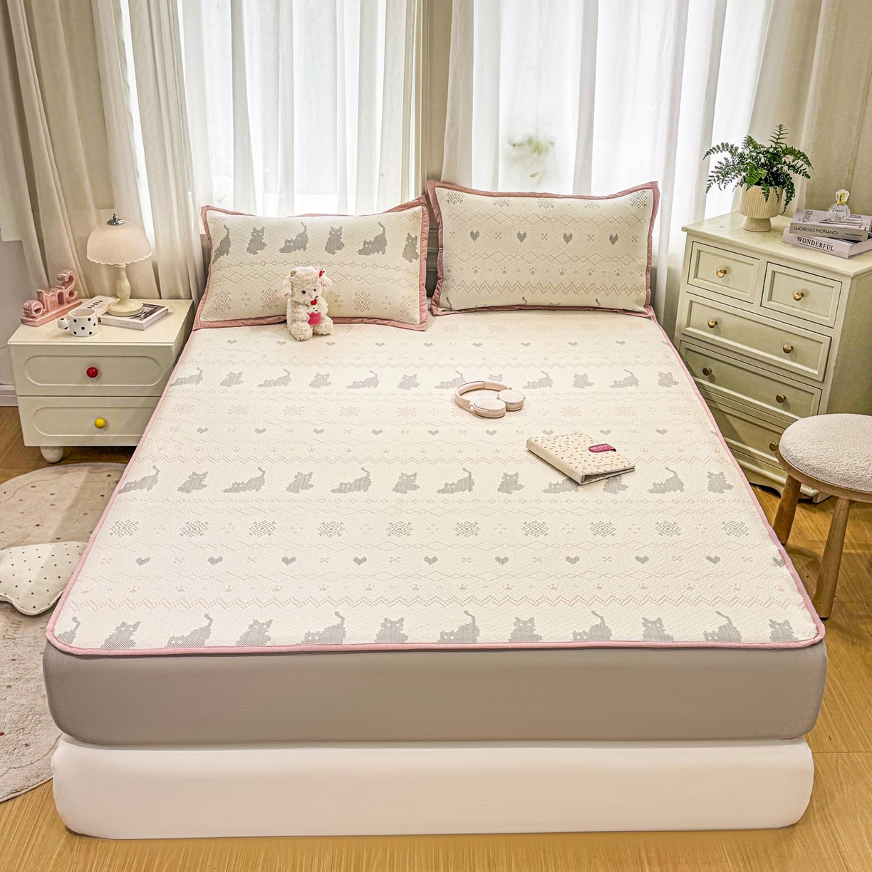 91家纺网 家纺一手货源 找家纺 帅露家纺 2026新款A类PE中分子提花软凉席席子 床笠款-猫咪派对粉