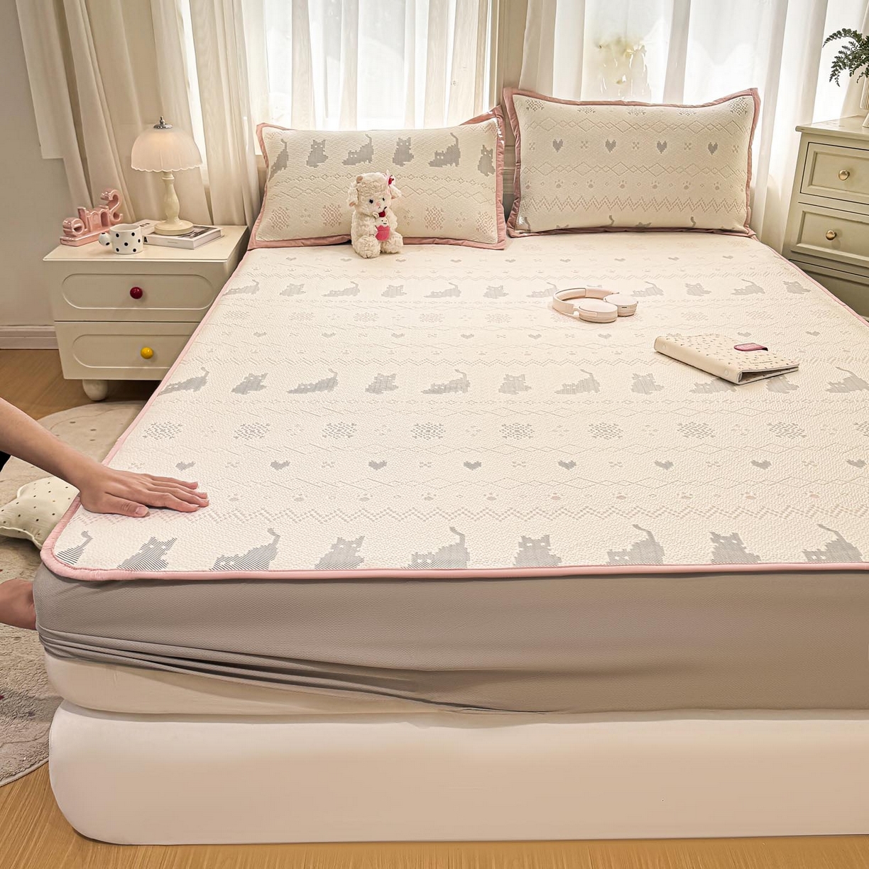 91家纺网 家纺一手货源 找家纺 帅露家纺 2026新款A类PE中分子提花软凉席席子 床笠款-猫咪派对粉