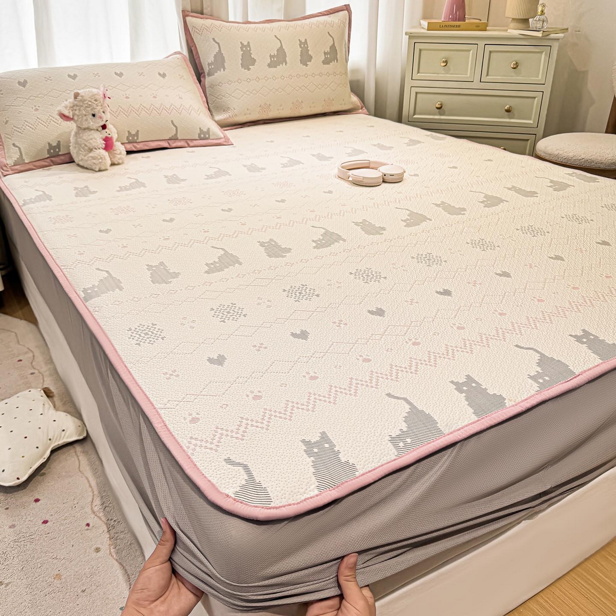 91家纺网 家纺一手货源 找家纺 帅露家纺 2026新款A类PE中分子提花软凉席席子 床笠款-猫咪派对粉