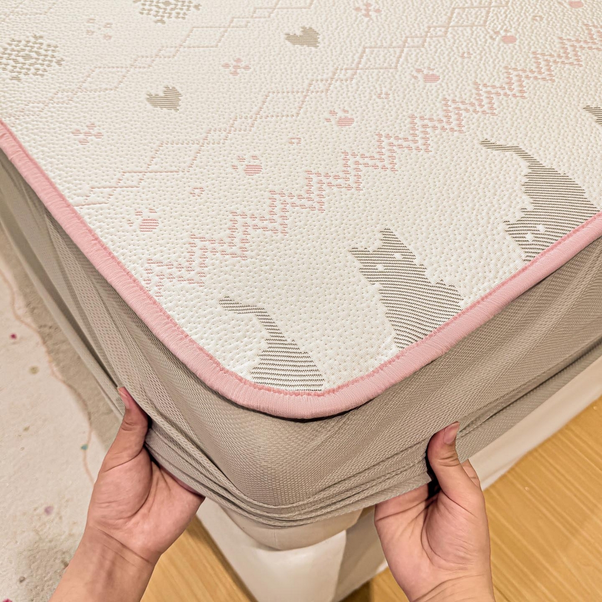 91家纺网 家纺一手货源 找家纺 帅露家纺 2026新款A类PE中分子提花软凉席席子 床笠款-猫咪派对粉