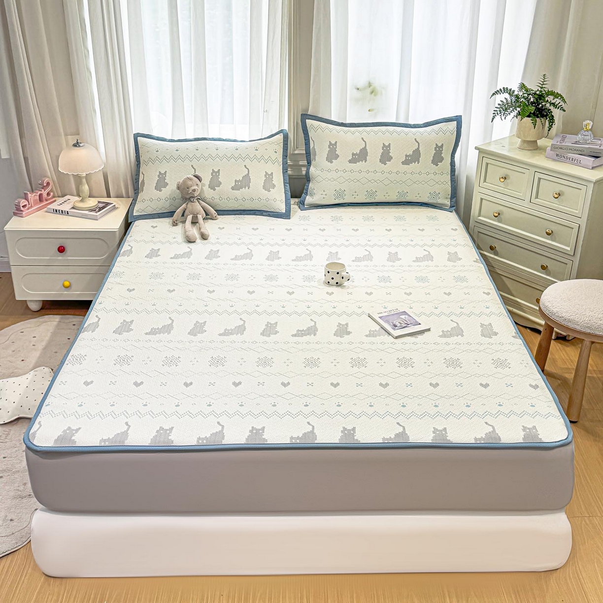 91家纺网 家纺一手货源 找家纺 帅露家纺 2026新款A类PE中分子提花软凉席席子 床笠款-猫咪派对蓝