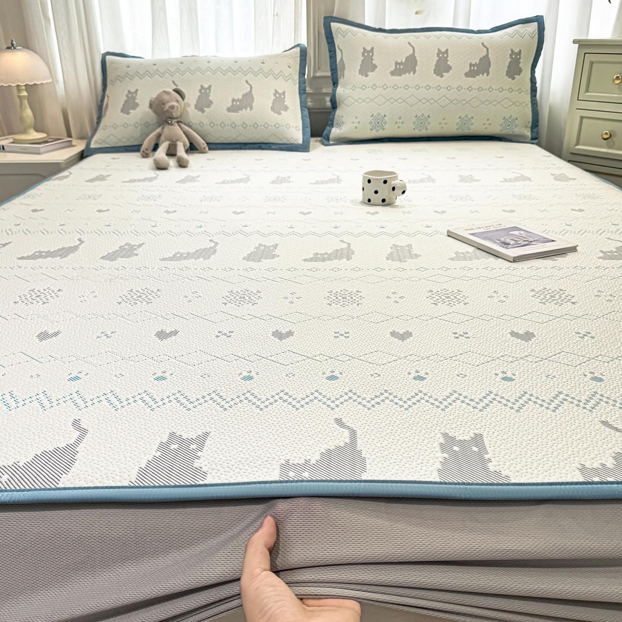 91家纺网 家纺一手货源 找家纺 帅露家纺 2026新款A类PE中分子提花软凉席席子 床笠款-猫咪派对蓝