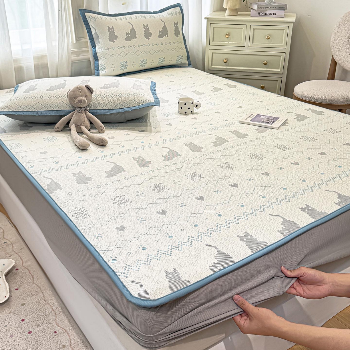 91家纺网 家纺一手货源 找家纺 帅露家纺 2026新款A类PE中分子提花软凉席席子 床笠款-猫咪派对蓝