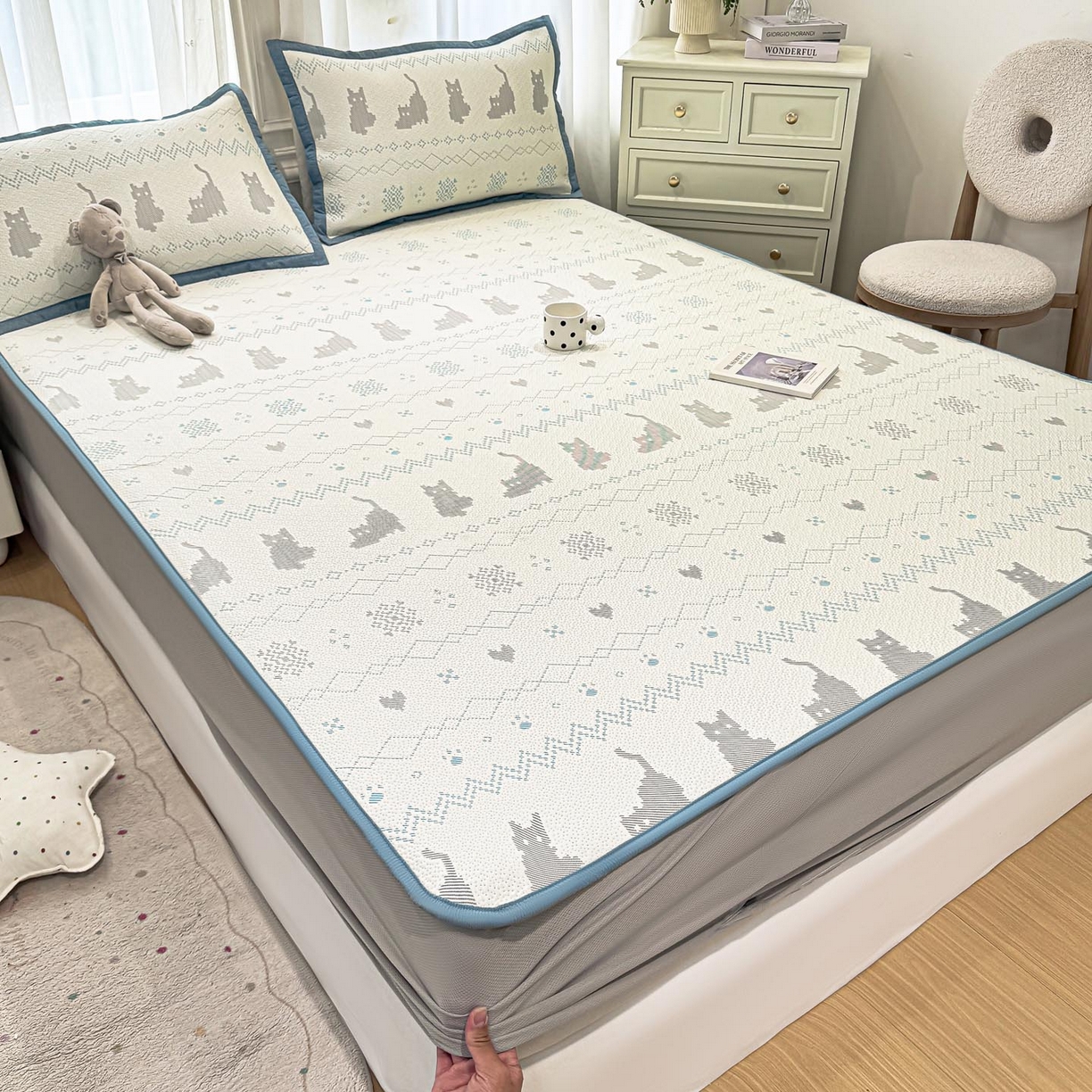 91家纺网 家纺一手货源 找家纺 帅露家纺 2026新款A类PE中分子提花软凉席席子 床笠款-猫咪派对蓝