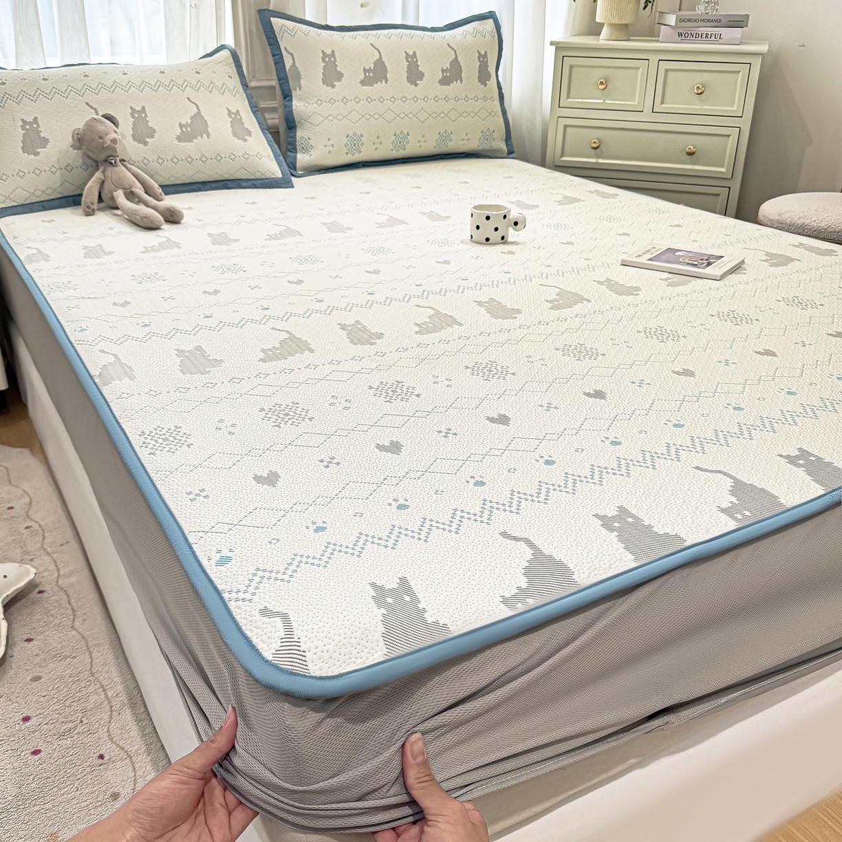 91家纺网 家纺一手货源 找家纺 帅露家纺 2026新款A类PE中分子提花软凉席席子 床笠款-猫咪派对蓝