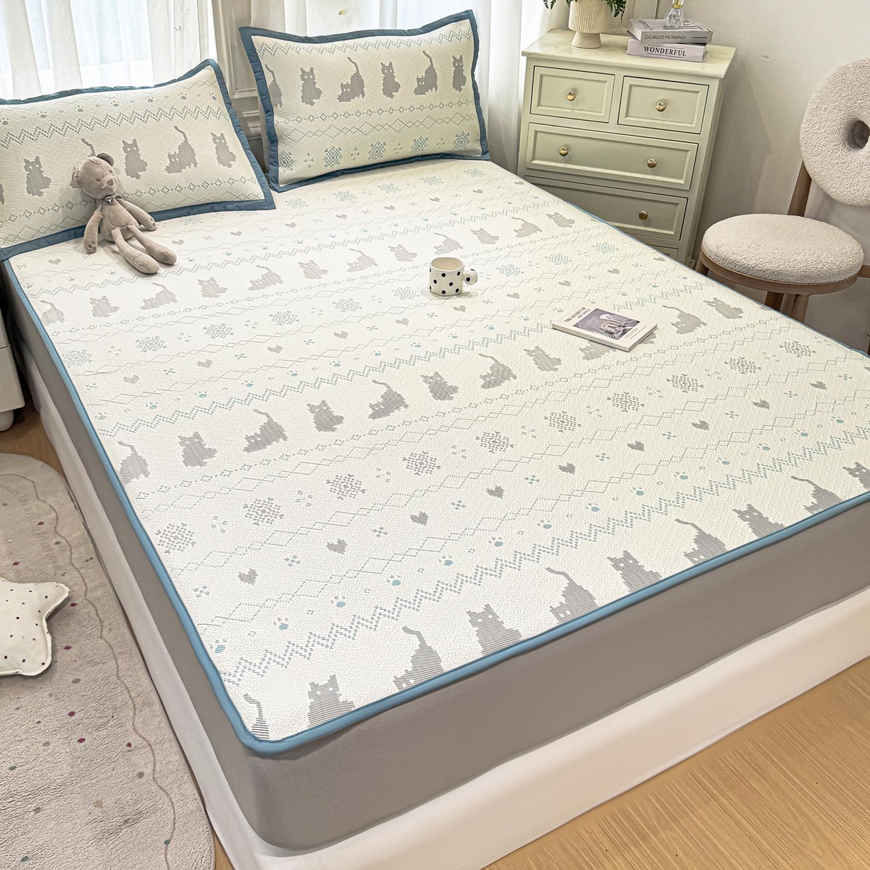 91家纺网 家纺一手货源 找家纺 帅露家纺 2026新款A类PE中分子提花软凉席席子 床笠款-猫咪派对蓝