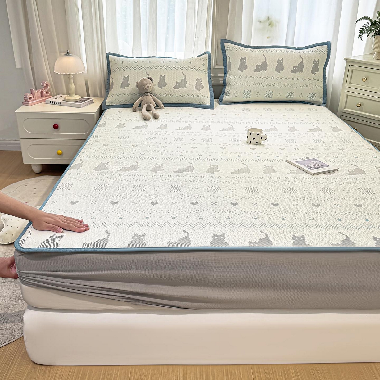 91家纺网 家纺一手货源 找家纺 帅露家纺 2026新款A类PE中分子提花软凉席席子 床笠款-猫咪派对蓝