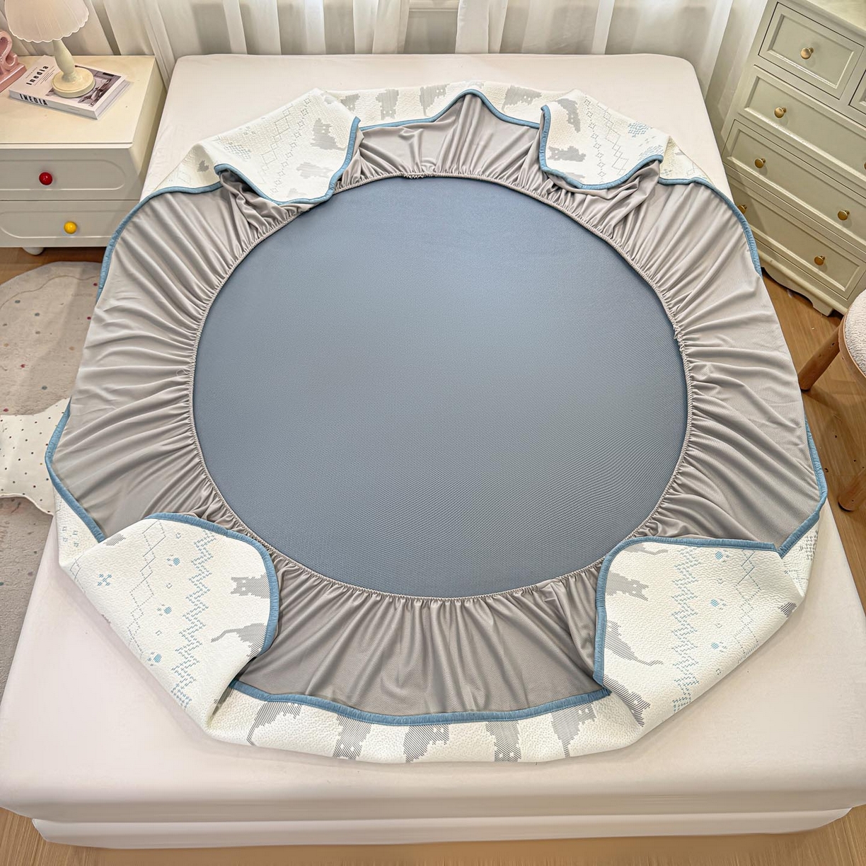 91家纺网 家纺一手货源 找家纺 帅露家纺 2026新款A类PE中分子提花软凉席席子 床笠款-猫咪派对蓝