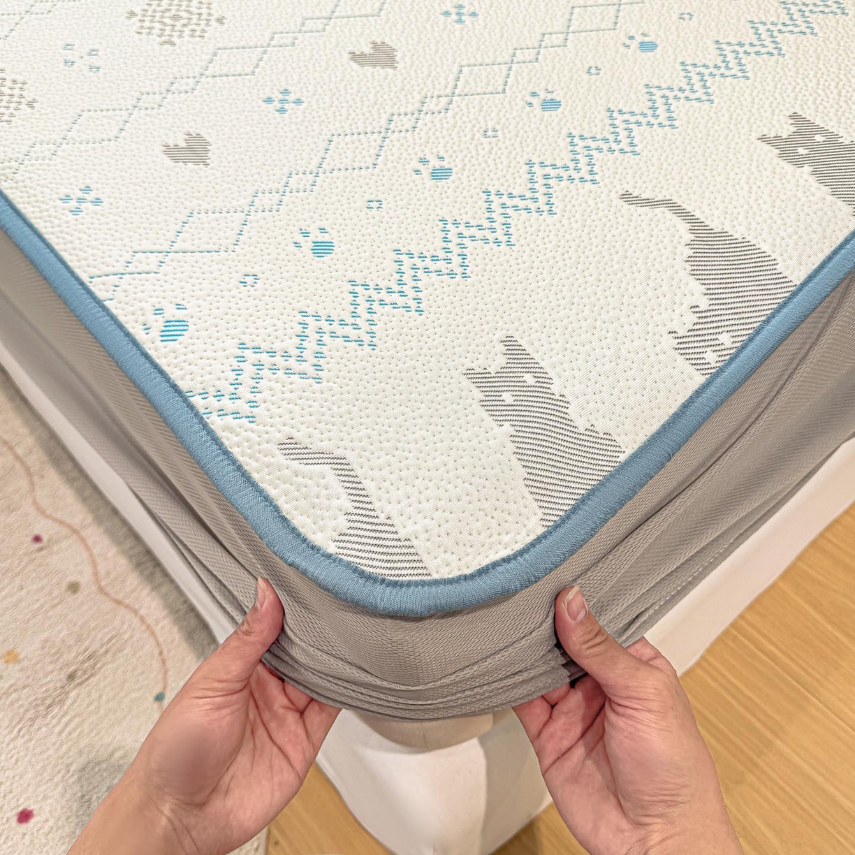 91家纺网 家纺一手货源 找家纺 帅露家纺 2026新款A类PE中分子提花软凉席席子 床笠款-猫咪派对蓝