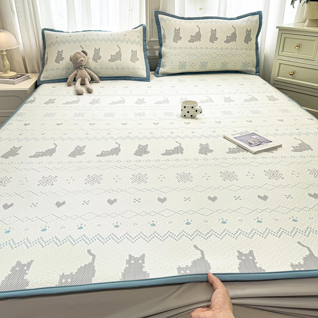 91家纺网 家纺一手货源 找家纺 帅露家纺 2026新款A类PE中分子提花软凉席席子 床笠款-猫咪派对蓝