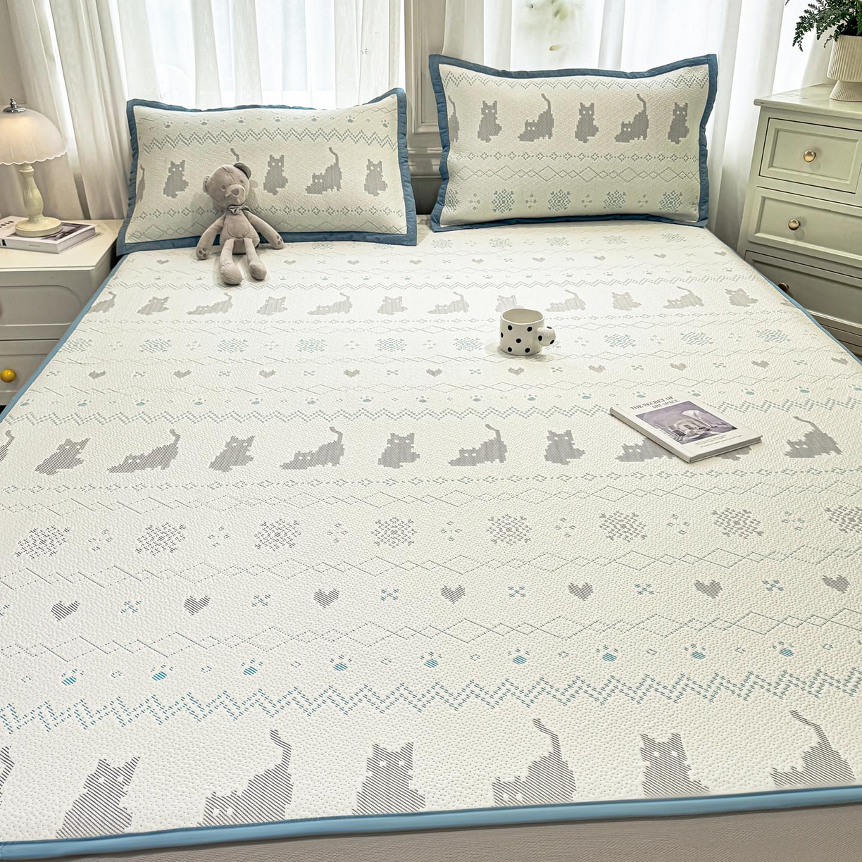 91家纺网 家纺一手货源 找家纺 帅露家纺 2026新款A类PE中分子提花软凉席席子 床笠款-猫咪派对蓝