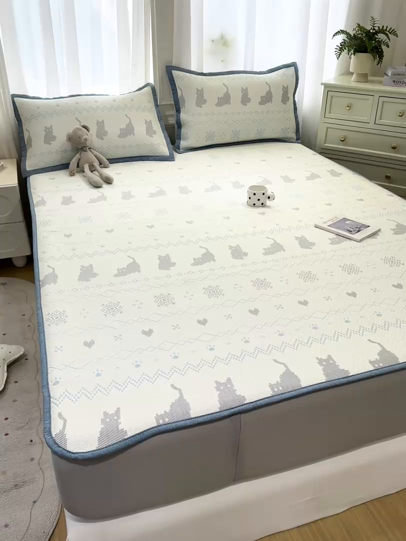 91家纺网 家纺一手货源 找家纺 帅露家纺 2026新款A类PE中分子提花软凉席席子 床笠款-猫咪派对蓝