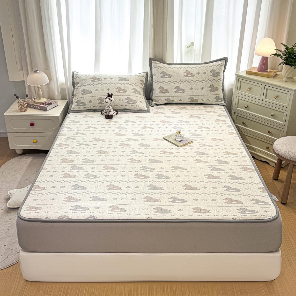 91家纺网 家纺一手货源 找家纺 帅露家纺 2026新款A类PE中分子提花软凉席席子 床笠款-木马童心