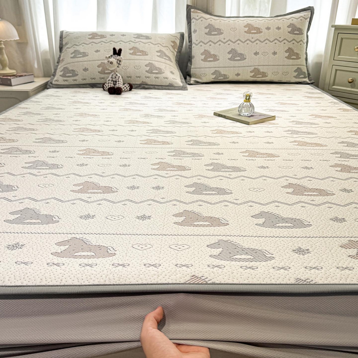 91家纺网 家纺一手货源 找家纺 帅露家纺 2026新款A类PE中分子提花软凉席席子 床笠款-木马童心