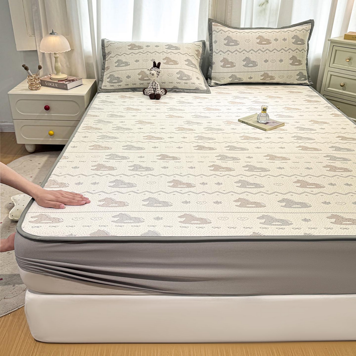 91家纺网 家纺一手货源 找家纺 帅露家纺 2026新款A类PE中分子提花软凉席席子 床笠款-木马童心