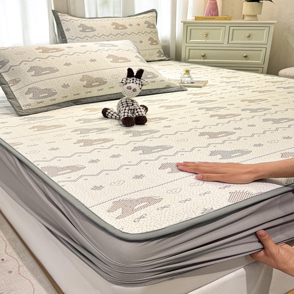 91家纺网 家纺一手货源 找家纺 帅露家纺 2026新款A类PE中分子提花软凉席席子 床笠款-木马童心