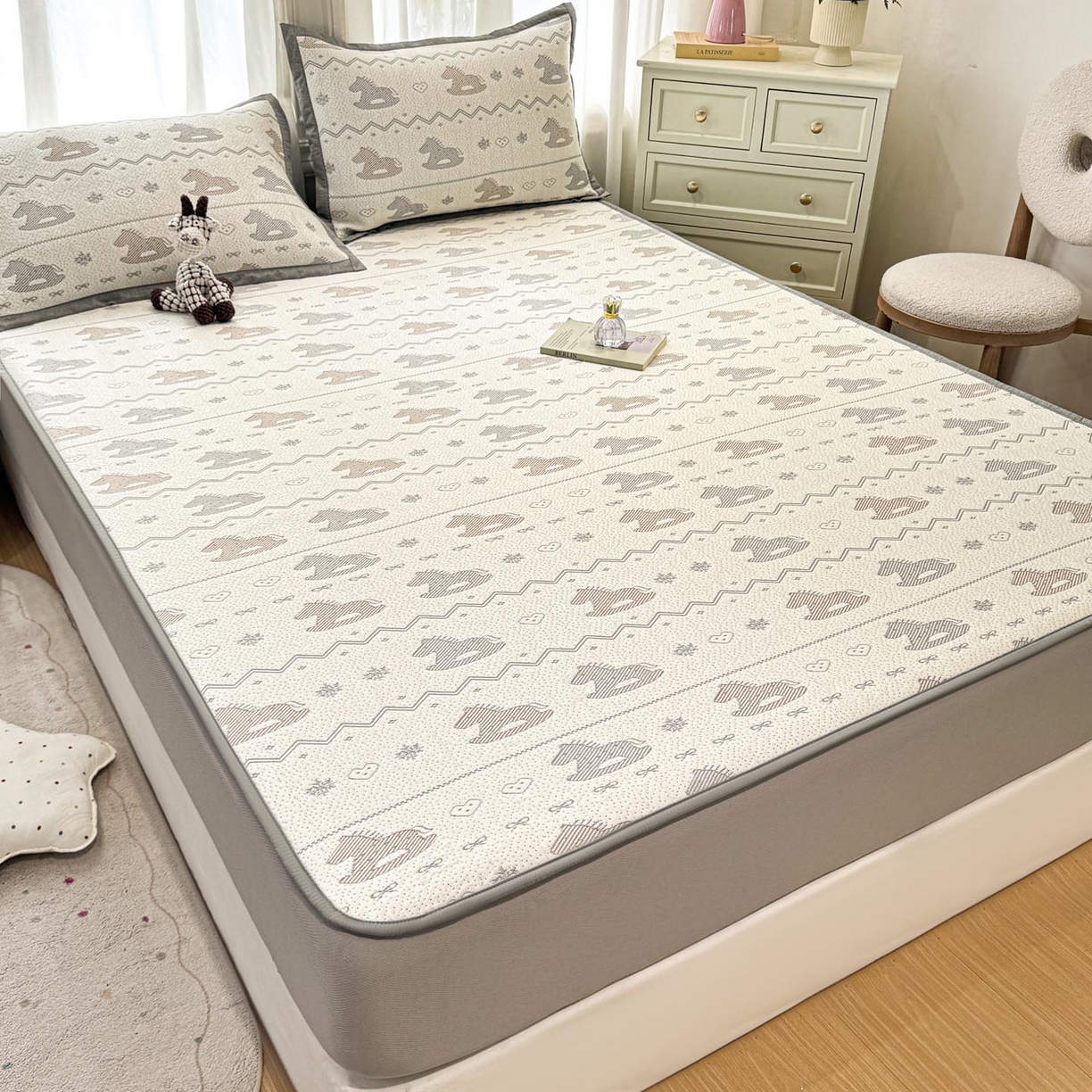 91家纺网 家纺一手货源 找家纺 帅露家纺 2026新款A类PE中分子提花软凉席席子 床笠款-木马童心