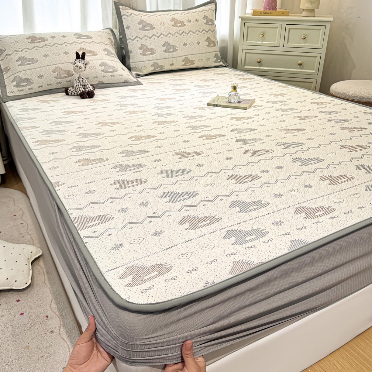 91家纺网 家纺一手货源 找家纺 帅露家纺 2026新款A类PE中分子提花软凉席席子 床笠款-木马童心