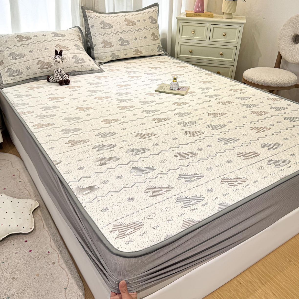 91家纺网 家纺一手货源 找家纺 帅露家纺 2026新款A类PE中分子提花软凉席席子 床笠款-木马童心