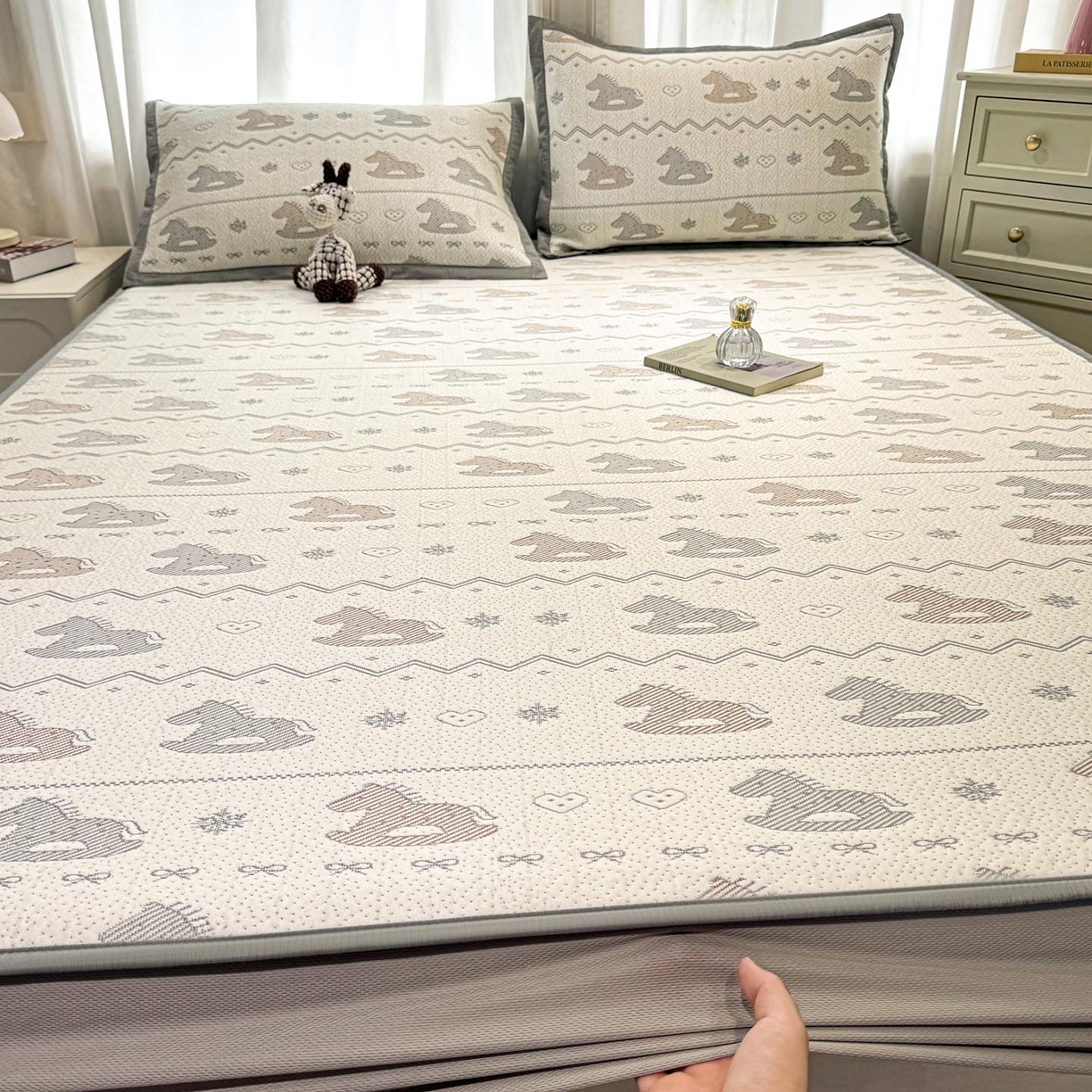 91家纺网 家纺一手货源 找家纺 帅露家纺 2026新款A类PE中分子提花软凉席席子 床笠款-木马童心