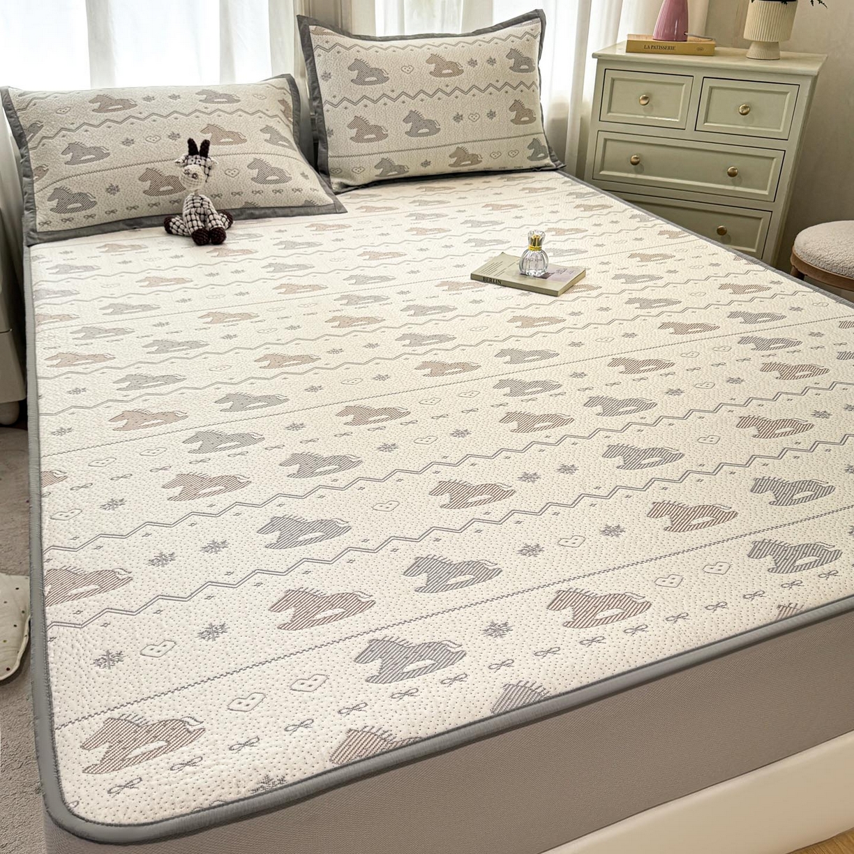 91家纺网 家纺一手货源 找家纺 帅露家纺 2026新款A类PE中分子提花软凉席席子 床笠款-木马童心