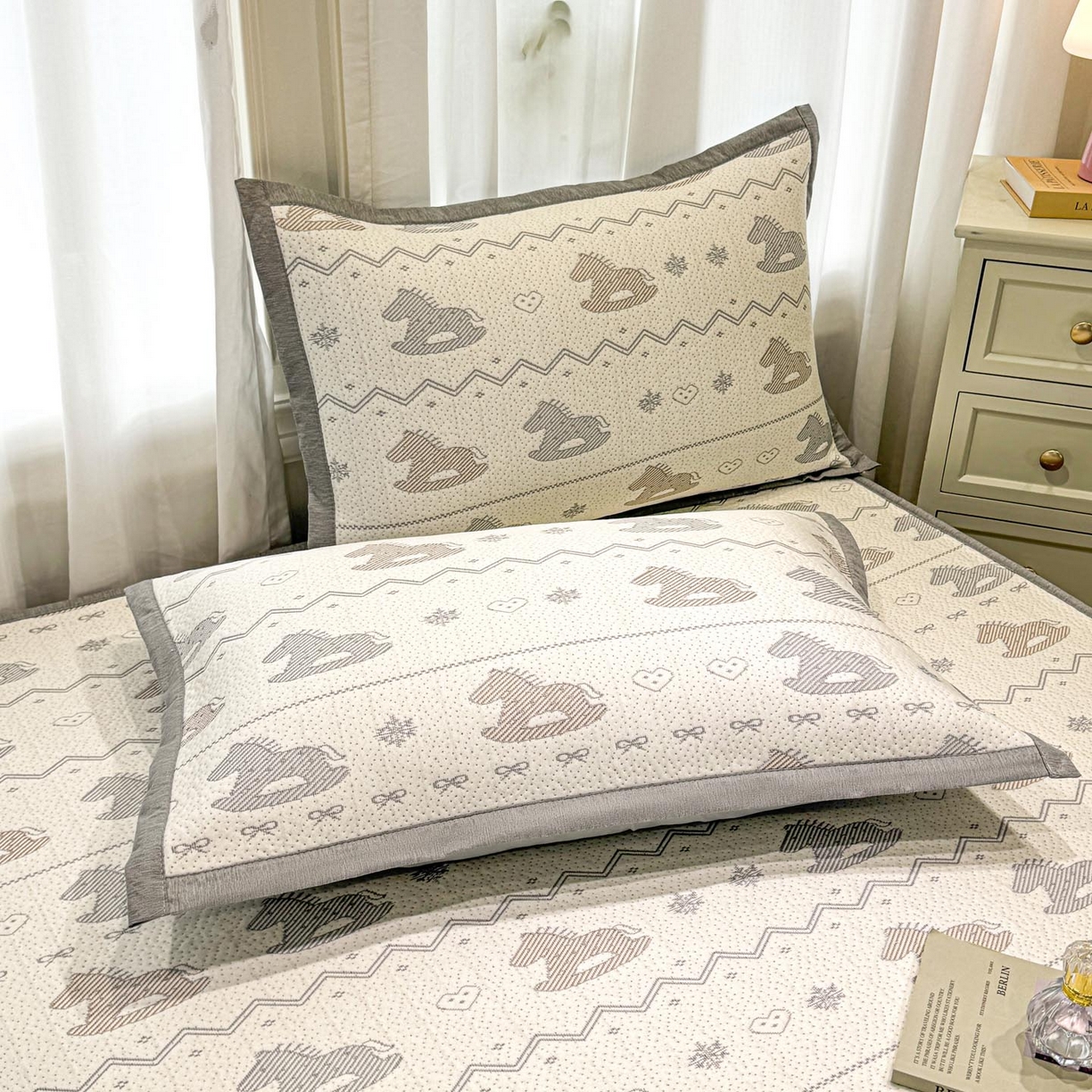 91家纺网 家纺一手货源 找家纺 帅露家纺 2026新款A类PE中分子提花软凉席席子 床笠款-木马童心